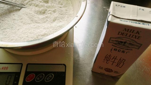 糯米粉，粘米粉，玉米淀粉，糖粉拌匀，加入牛奶，搅拌均匀