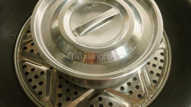 锅里加水，粉糊加盖子蒸20分钟