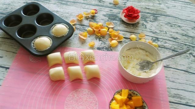 揉圆，在熟粉里滚下（预先抓一点粉，锅里炒熟）