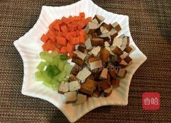 香干蔬菜炒肉丁的做法图解2