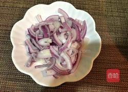 洋葱炒肉的做法图解1