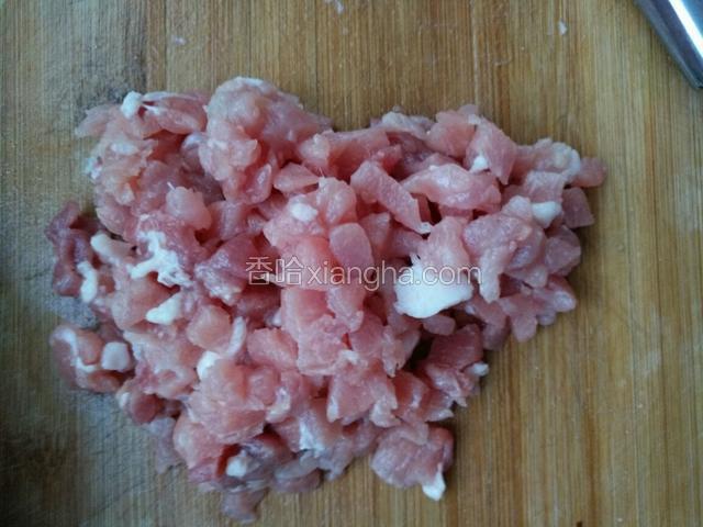 准备肉丁适量。