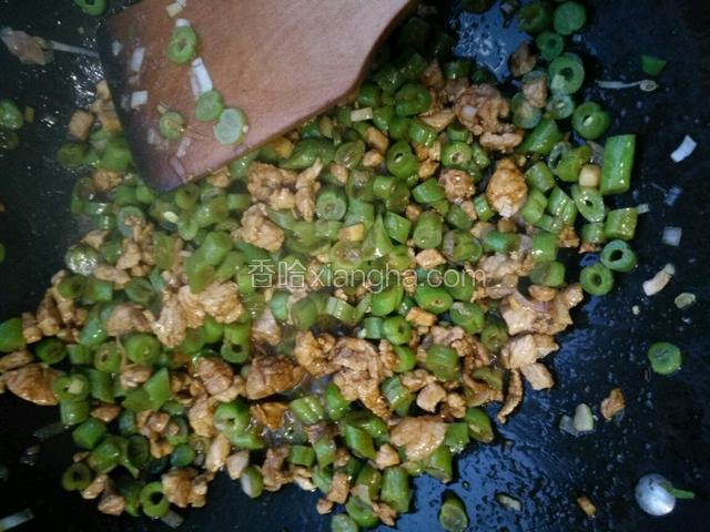 放入盐，生抽，耗油，黄豆酱继续翻炒均匀。