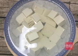 鲫鱼炖豆腐的做法图解1