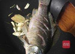 鲫鱼炖豆腐的做法图解6