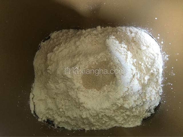 把鸡蛋打散成蛋液，倒入面包机里，留下12g左右刷面包用，然后依次放入牛奶、油、面粉、糖和盐对角放，酵母放最上面，开启和面功能揉面。