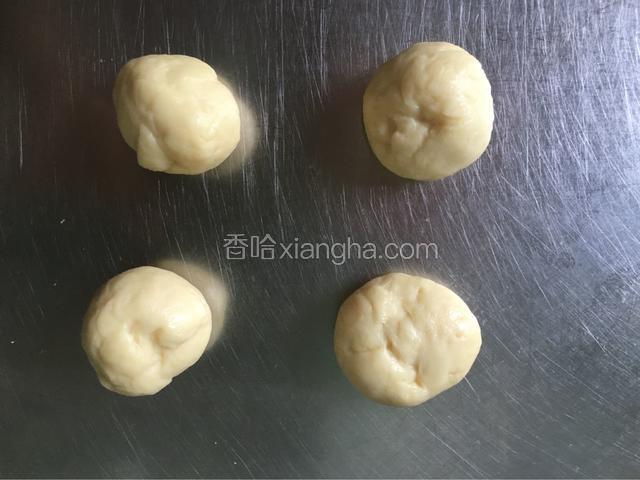 取其中一份分成四个小剂子。