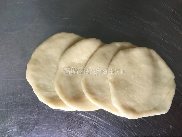 用擀面杖擀成薄片，依次叠放好，如图。
