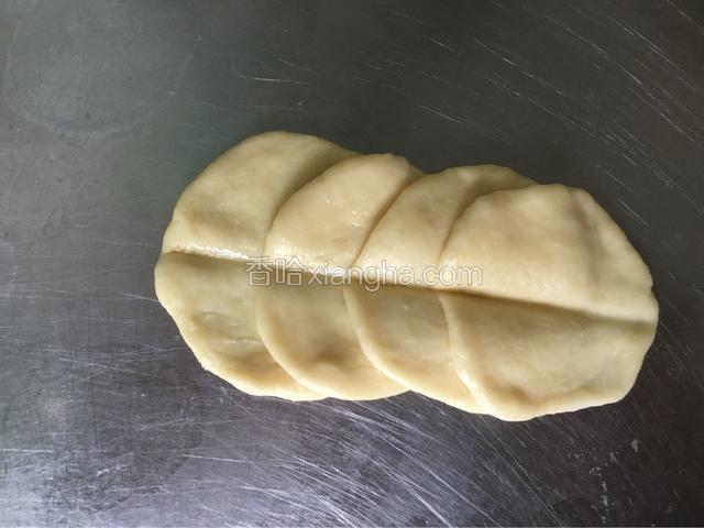 用筷子在中间压一下。