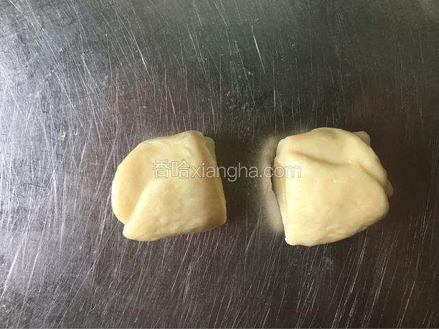 用菜刀从中间切开，就做成了2朵玫瑰花。