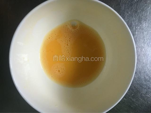 这是刷面包的蛋液，我加了少许白糖和几滴清水混合。