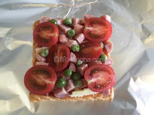 放上火腿肠丁、小柿子、豌豆粒。
