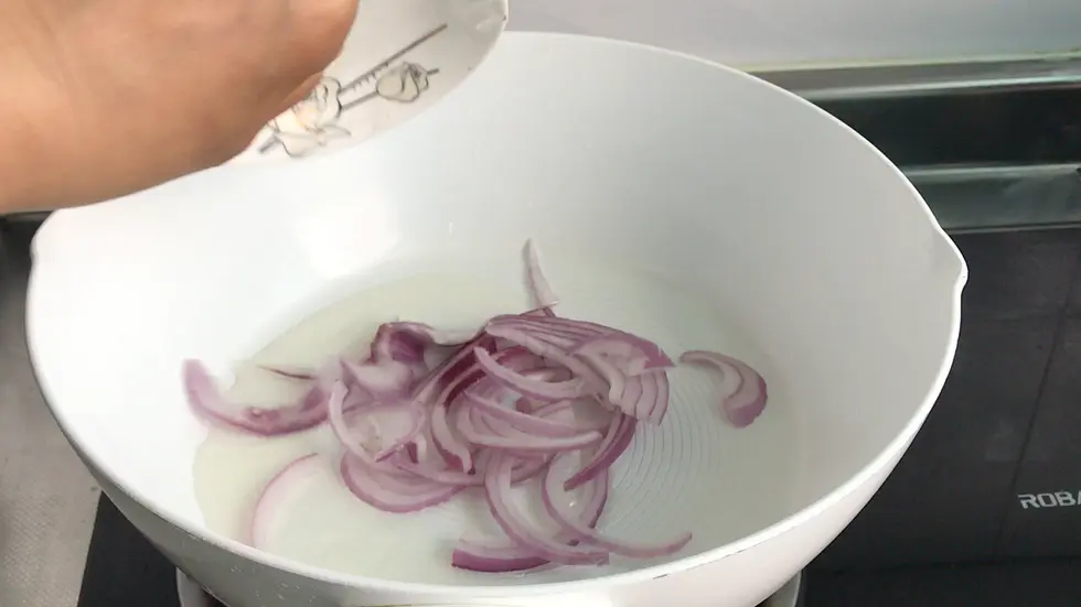 热油煸洋葱