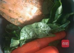 蔬菜汁炸酱面的做法图解1