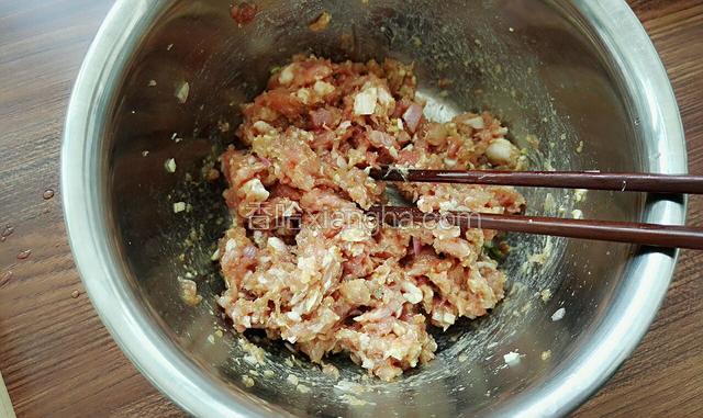 加入葱花、姜末、盐、味精、生抽、少许油拌匀