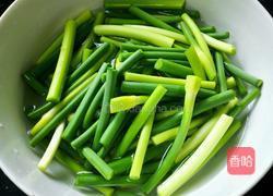 蒜苔炒肉丝的做法图解2