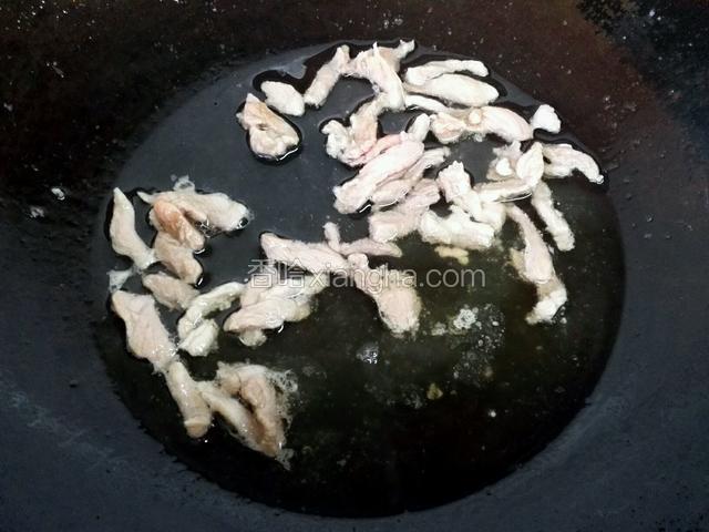 用菜铲把肉丝快速煸炒熟后盛出