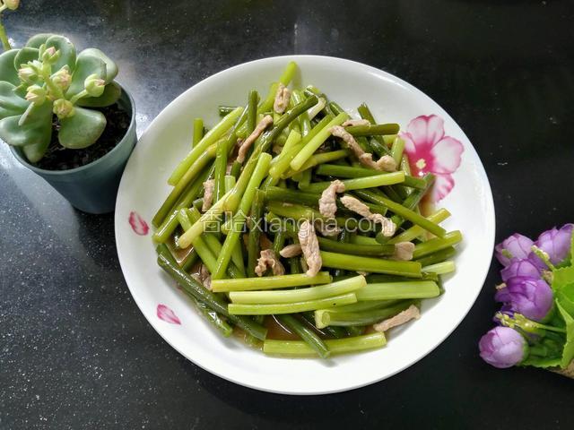 盛出摆拍，一盘美味又下饭的蒜苔炒肉丝就完成了