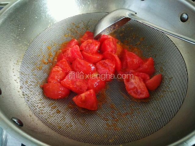 炒锅中放入适量菜籽油，油热后，先放入生姜，随后放入西红柿块。