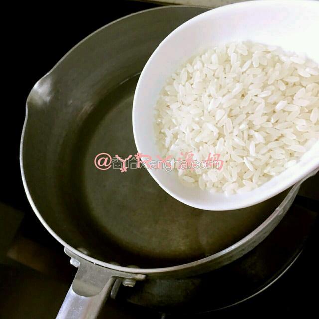 大米淘洗干净下锅