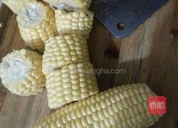 香菇玉米排骨汤的做法图解2