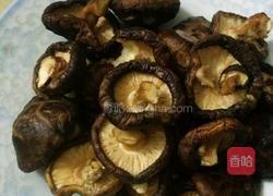 香菇玉米排骨汤的做法图解3