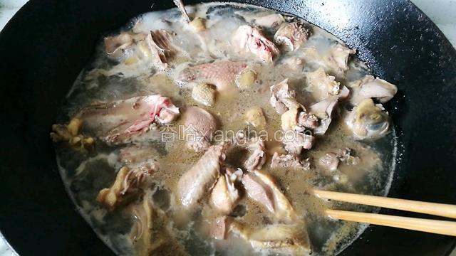 起锅放水煮开放入鸽肉淖水。
