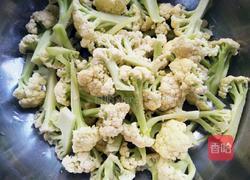 香肠炒菜花的做法图解2