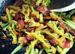 香肠炒菜花的做法图解8