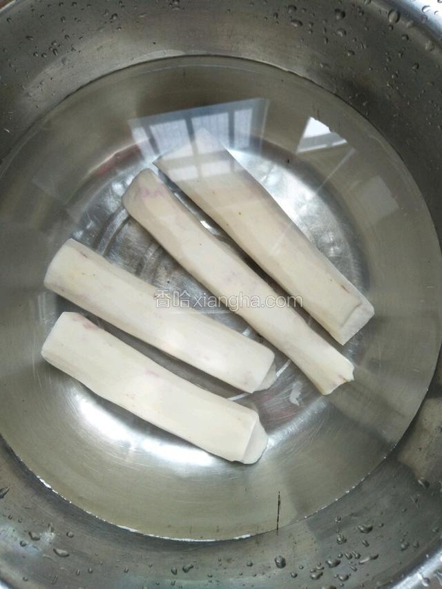 削好一节放入水中再削另一节