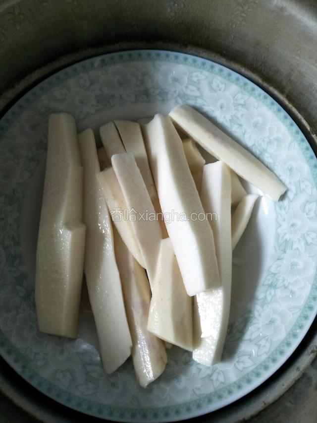 把山药切细条上锅蒸