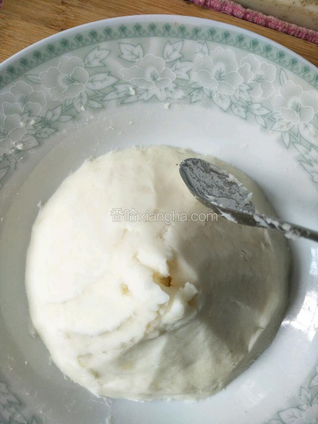 用勺子从底部向上抹平成小山