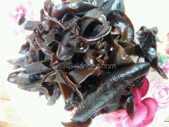 木耳冷水泡发 清洗干净 切丝