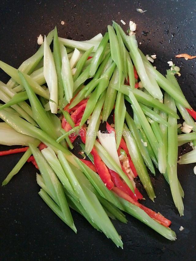 放入芹菜翻炒