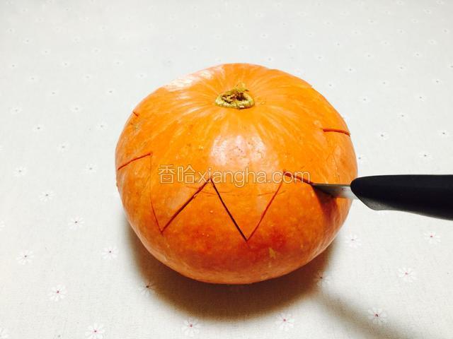 南瓜用小刀划出如图的形状，刀要插的深一点，不然上面取不下来。