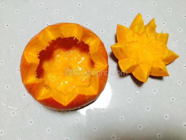 把南瓜籽挖掉，备用。