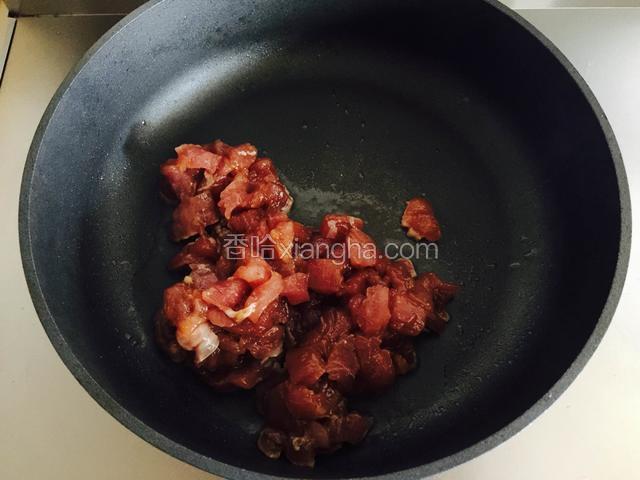 取一炒锅，烧热，加少许油，倒入牛肉煸炒，牛肉变白色后盛出。