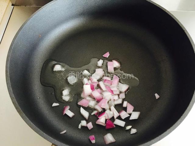 热锅，倒入适量油，倒入洋葱煸炒，炒出香味。