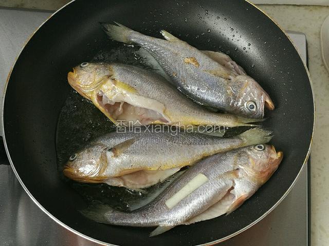 起锅烧热放油，油热后放鱼煎