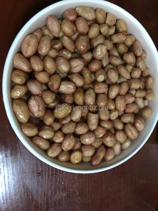 花生米洗干净泡水