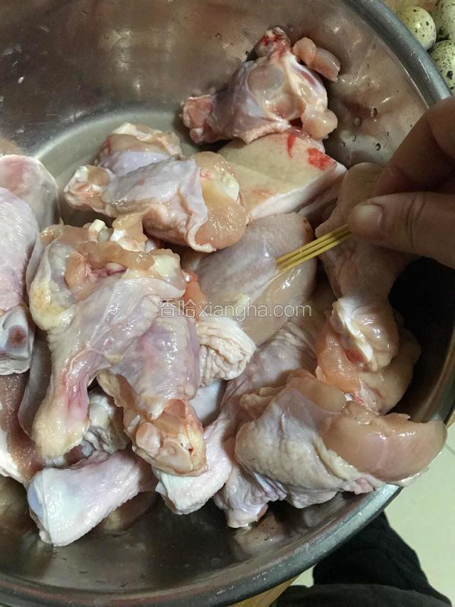 鸡腿洗干净扎小孔好入味