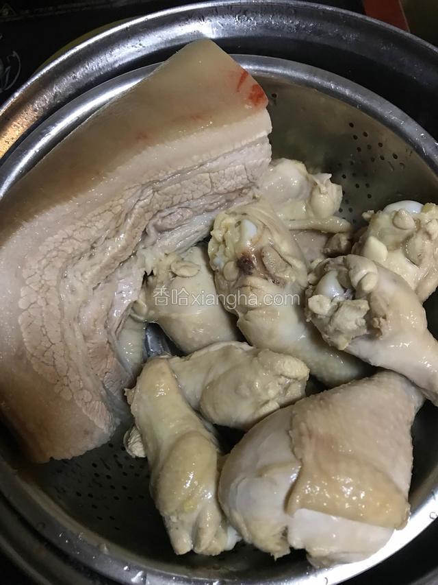 全部肉类放水里煮熟  去除杂质 洗干净备用