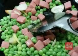 豌豆炒火腿的做法图解5
