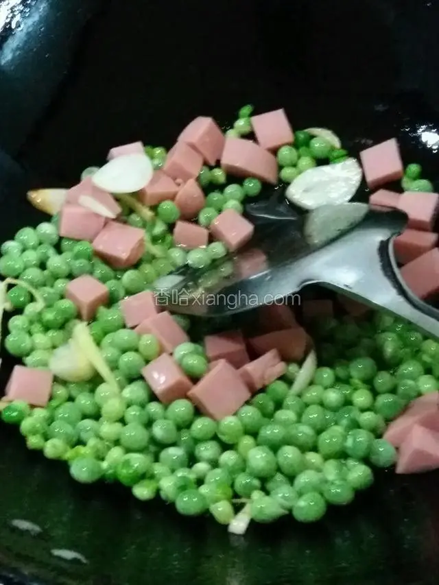 加入火腿丁和少许盐翻炒均匀，出锅装盘即可！