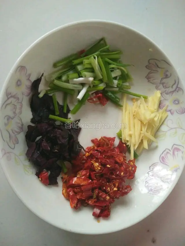 配料切好备用，