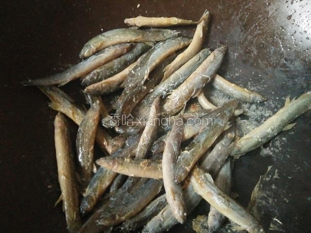 一分钟的样子打开锅盖就是这样子，泥鳅差不多都死了，