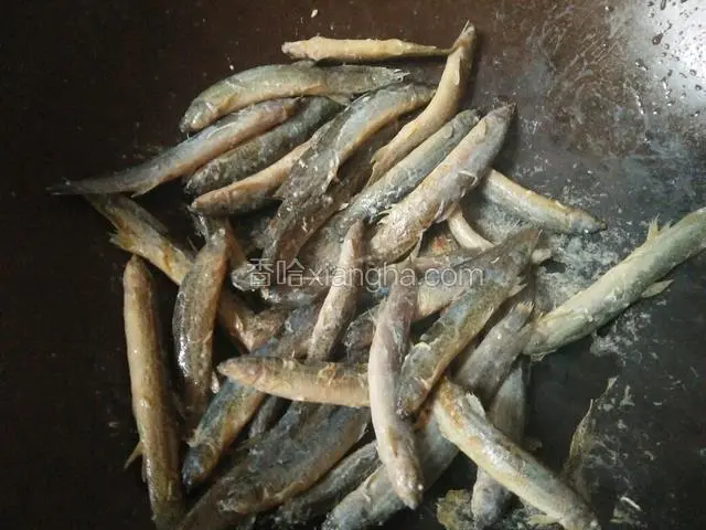 一分钟的样子打开锅盖就是这样子，泥鳅差不多都死了，