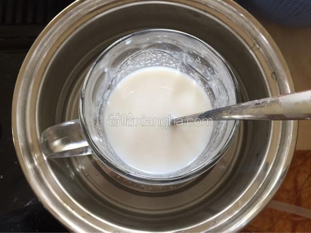 将软化后的吉利丁粉隔水加热融化即可。