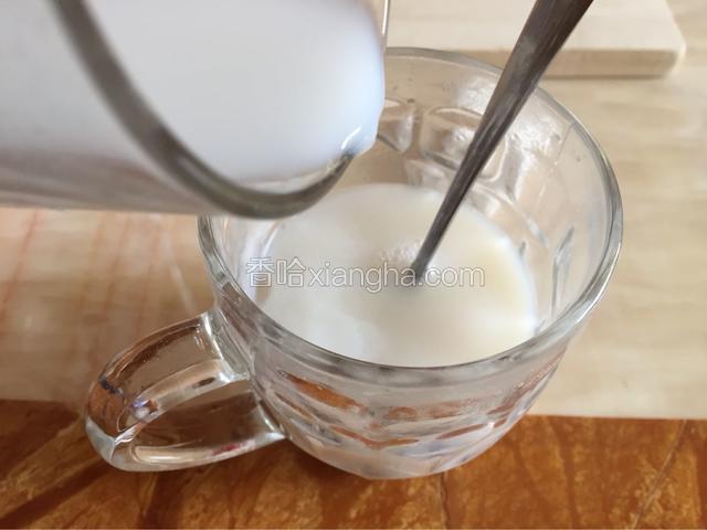 将剩余的椰汁缓缓倒入有吉利丁粉的椰汁里，边倒边搅拌。