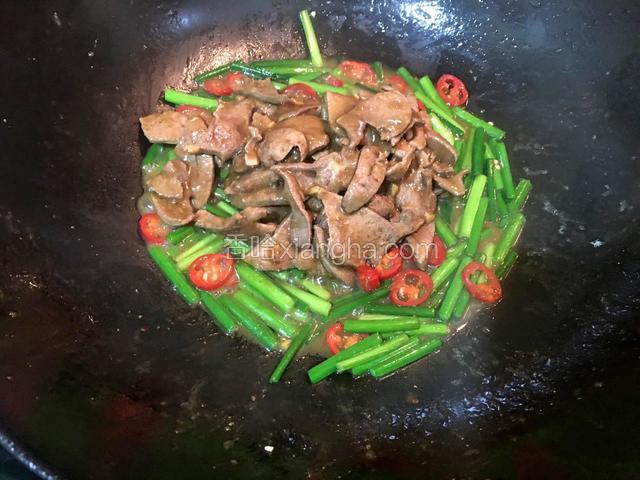 倒入猪肝片